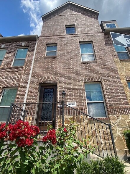 Building Photo - 4232 Charles St