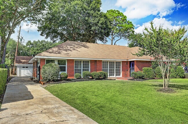 Foto del edificio - 3709 Parkwood Dr