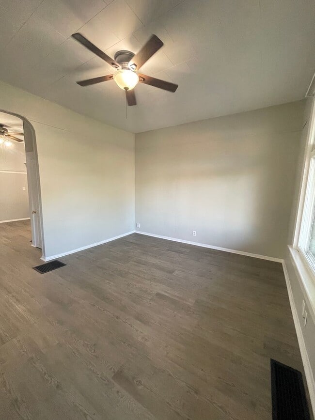 Building Photo - 3 Bedroom Single Family Home Near Columbia...