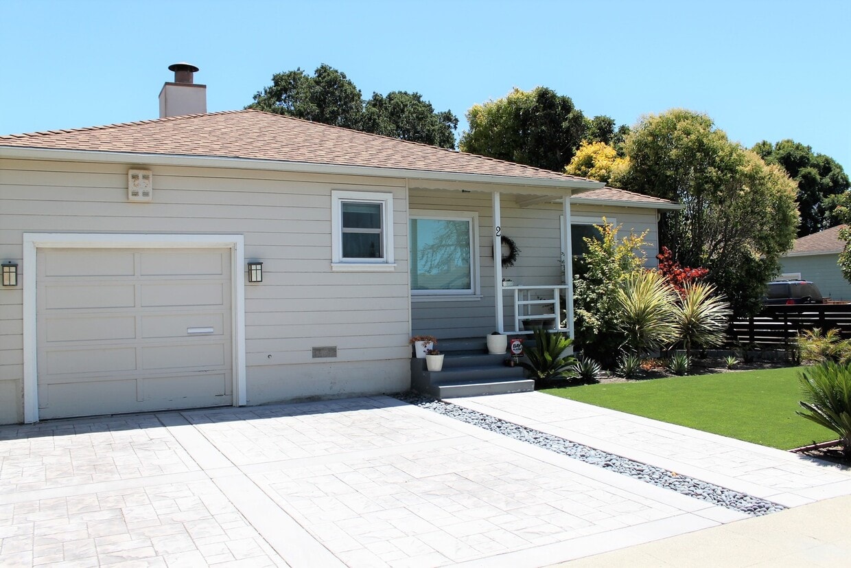 Primary Photo - Beautifully Renovated San Mateo Bungalow w...