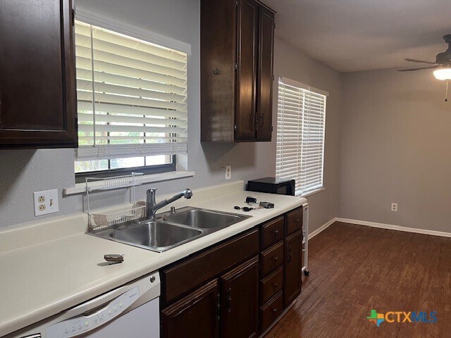 Foto del edificio - 1306 Carnation Ln