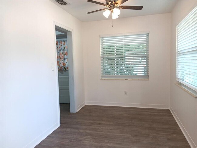 Foto del edificio - 4942 Oxford Ave N