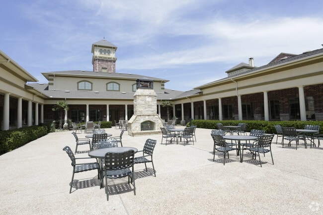 Building Photo - Crest Manor