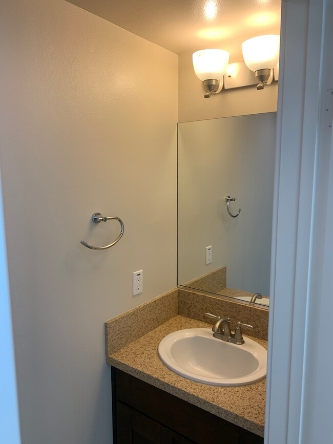 Building Photo - Modern 3 Bed/ 4 Bath, Detached, Private Dr...