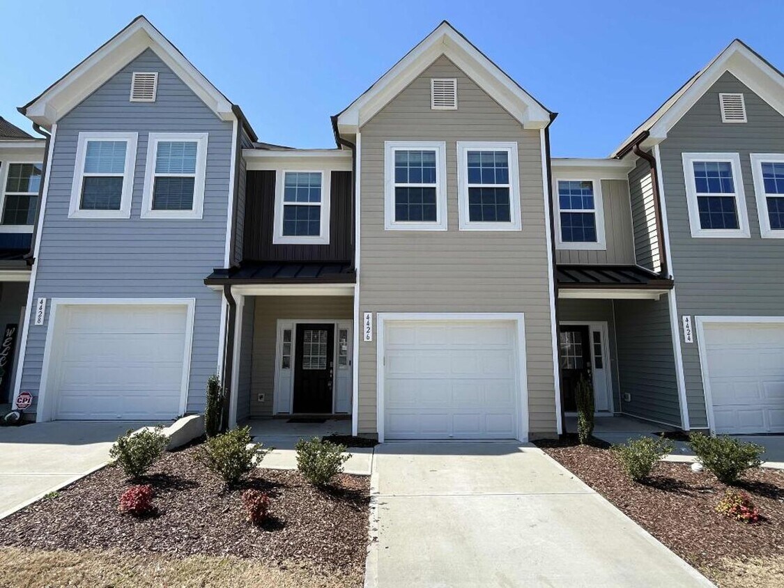 Foto principal - Stunning 3BD, 3BA Raleigh Townhome in an H...
