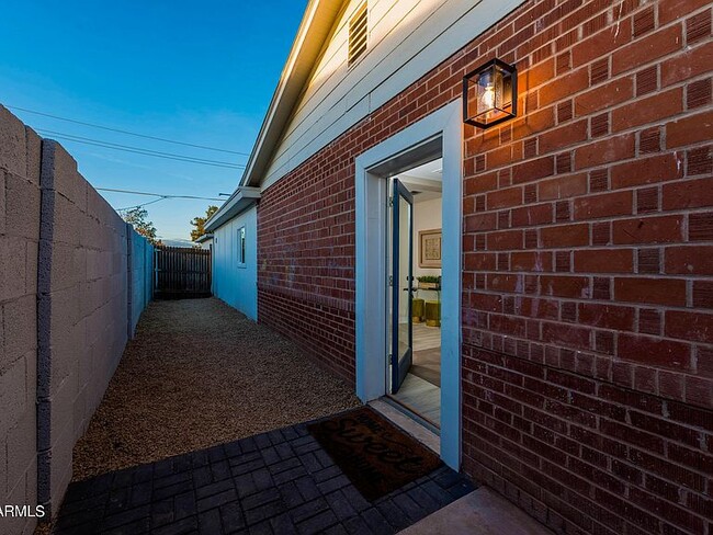 Building Photo - 2040 E Monte Vista Rd