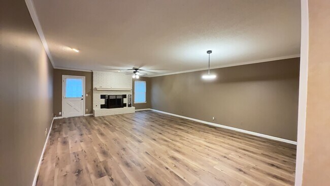 Foto del edificio - Welcome to this charming 3-bedroom, 2-bathroom duplex located in the vibrant community of Broken ...