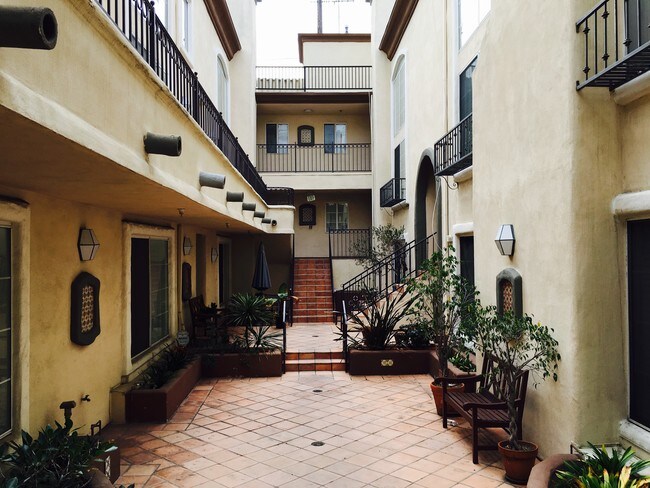 Building Photo - 7120 La Tijera Blvd