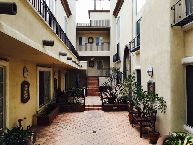 Building Photo - 7120 La Tijera Blvd