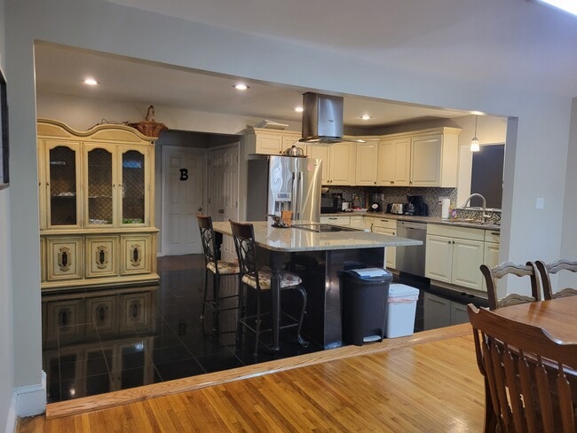 Building Photo - 2404 Edison St