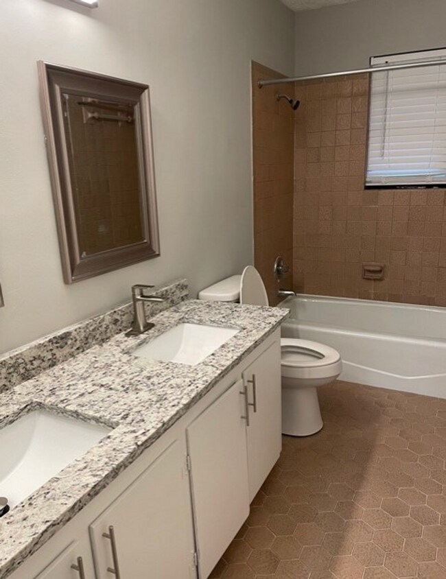 Building Photo - Newly Remodeled 2bed/1bath off of Hampton ...