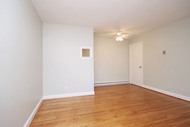 Building Photo - Student-Friendly Ground-Level Apartment Near The School of Data Science