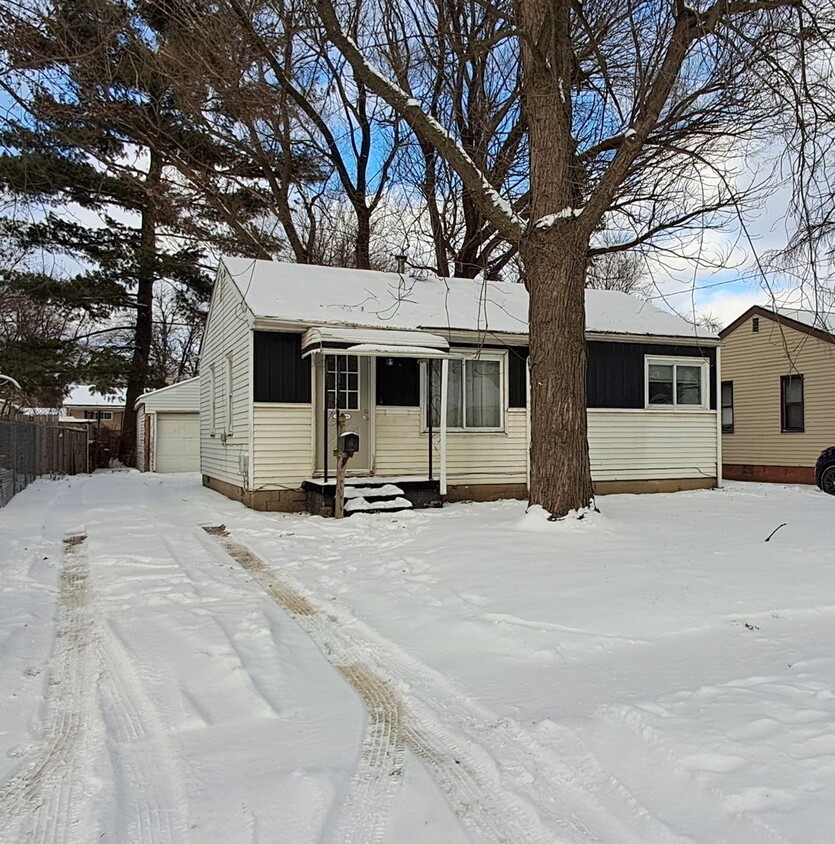 Primary Photo - Affordable 2-Bedroom Gem in Flint – Detach...