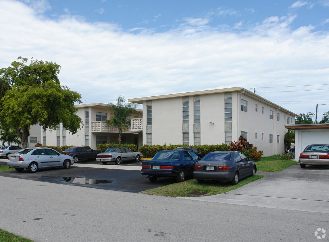 Foto del edificio - 701 NE 10th St