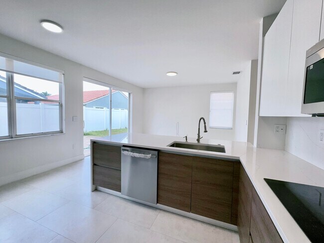 Foto del edificio - 16555 NW 23rd St