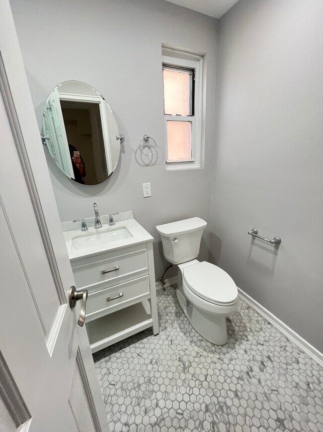 Foto del edificio - 2220 Eastchester Rd