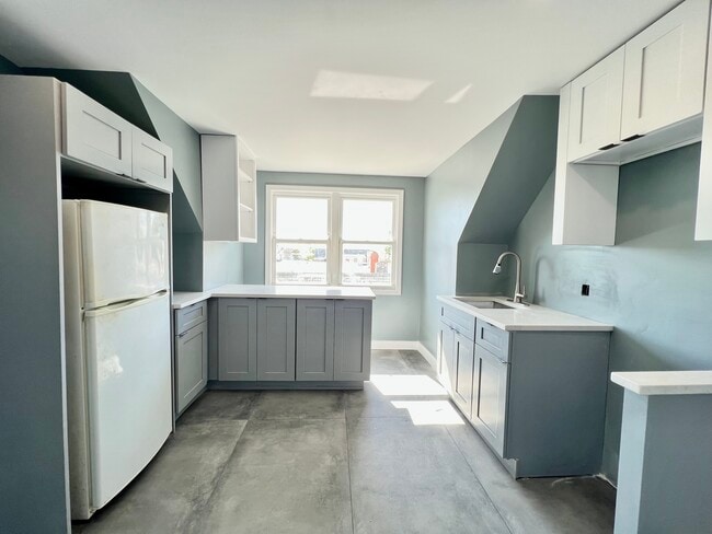 Building Photo - 28 E 47th St