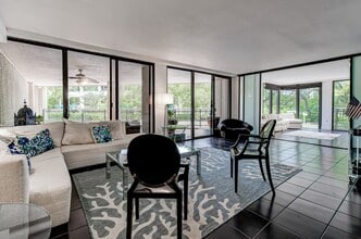 Building Photo - 2901 S Bayshore Dr