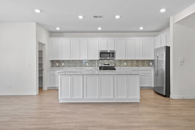 Building Photo - Stunning 4 Bedroom Home with Downstairs Room!