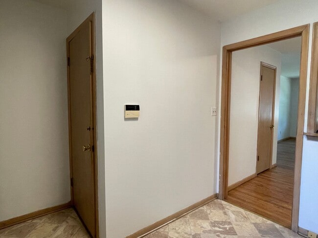 Foto del edificio - {731} Convenient Location + Full basement + 2 Car Tandem Garage