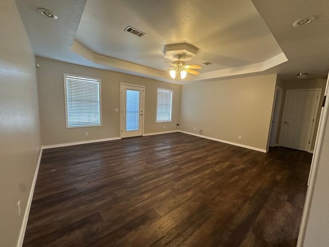 Building Photo - Welcome to this charming 3-bedroom, 2-bath...