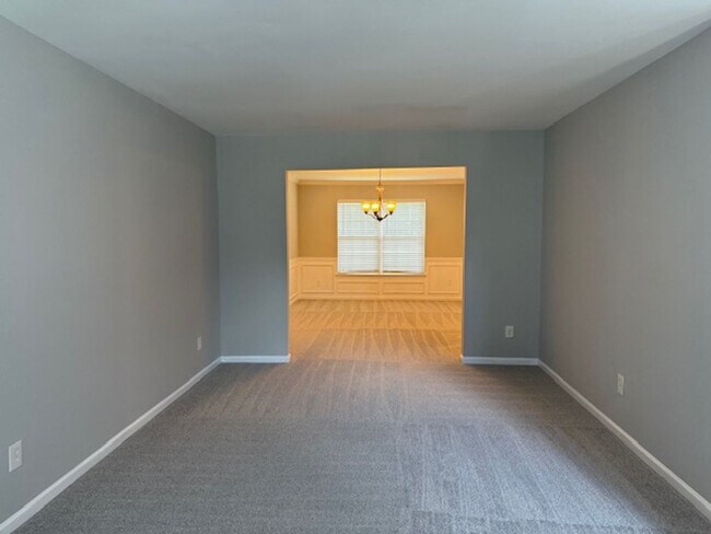Building Photo - Beautifully Updated 5BR / 3 Bath Brick Fro...