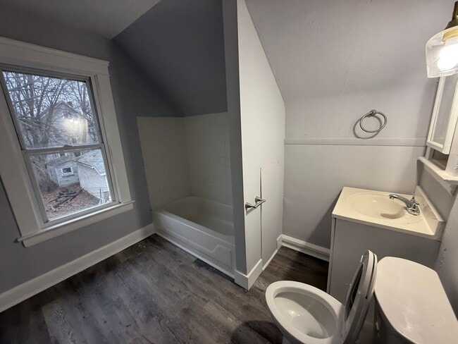 Building Photo - South Collinwood Single