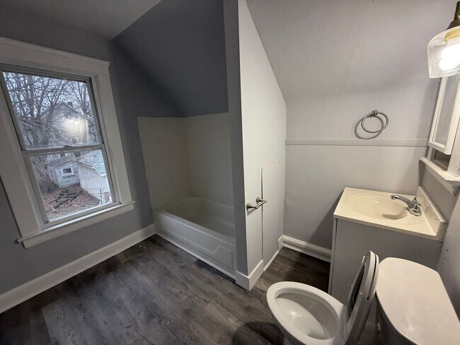 Foto del edificio - South Collinwood Single