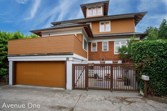 Building Photo - 2 br, 1.5 bath House - 2105 E Hamlin St.