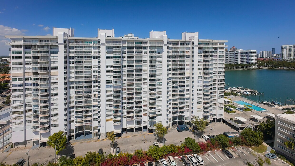 Primary Photo - 18021 Biscayne Blvd