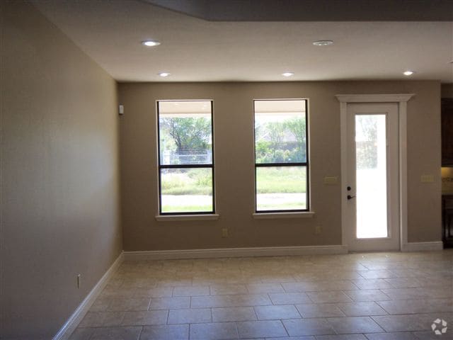 Building Photo - 2705 Fairmont Ave