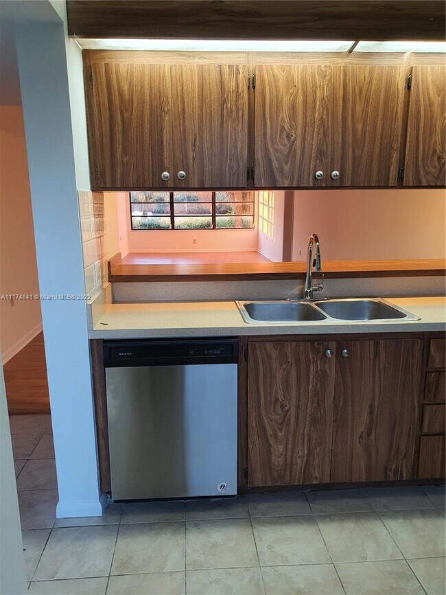 Foto del edificio - 3521 Village Blvd