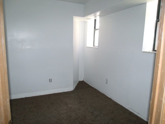 Building Photo - 590 Parkview Dr