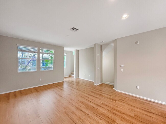 Foto del edificio - Beautiful 2 Bedroom, 2.5 Bath Condo in Eas...
