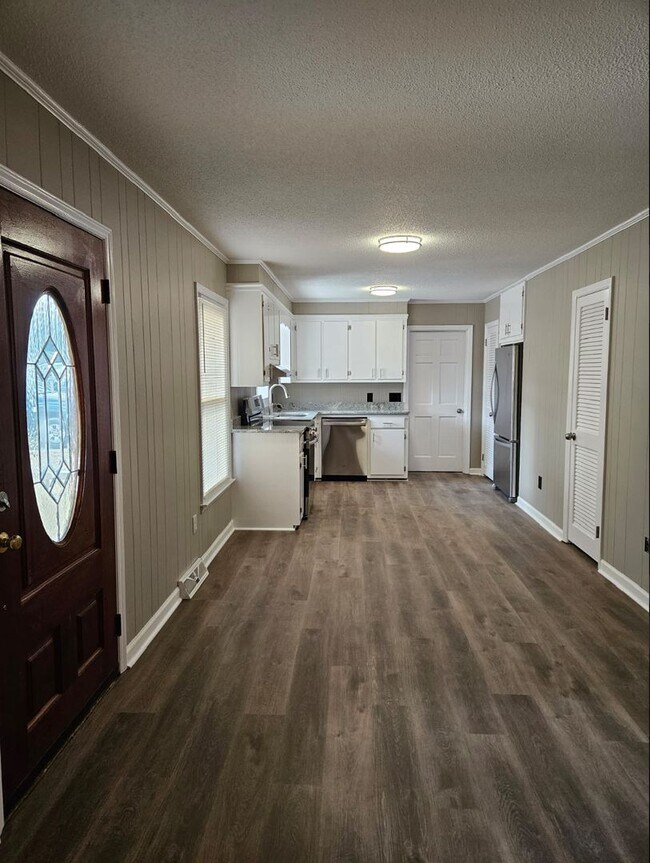 Building Photo - Newly updated 3 bedroom, 2 bath house in B...