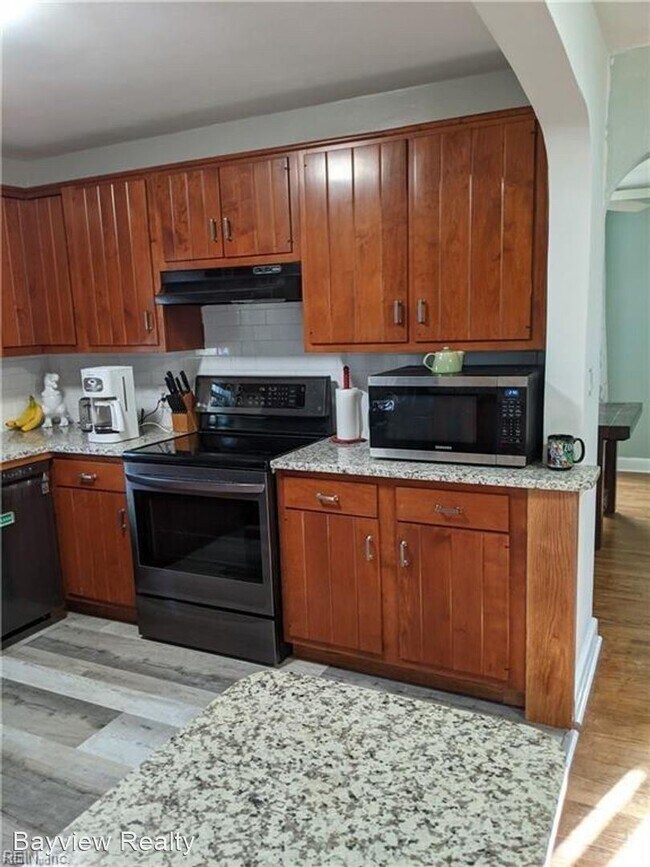 Building Photo - 7 br, 5 bath House - 1638 E. Bayview Blvd.