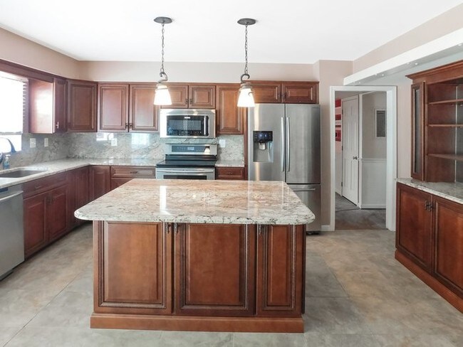 Building Photo - 14285 Meadow Creek Ln