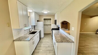 Building Photo - 3303 Glen Spring Dr