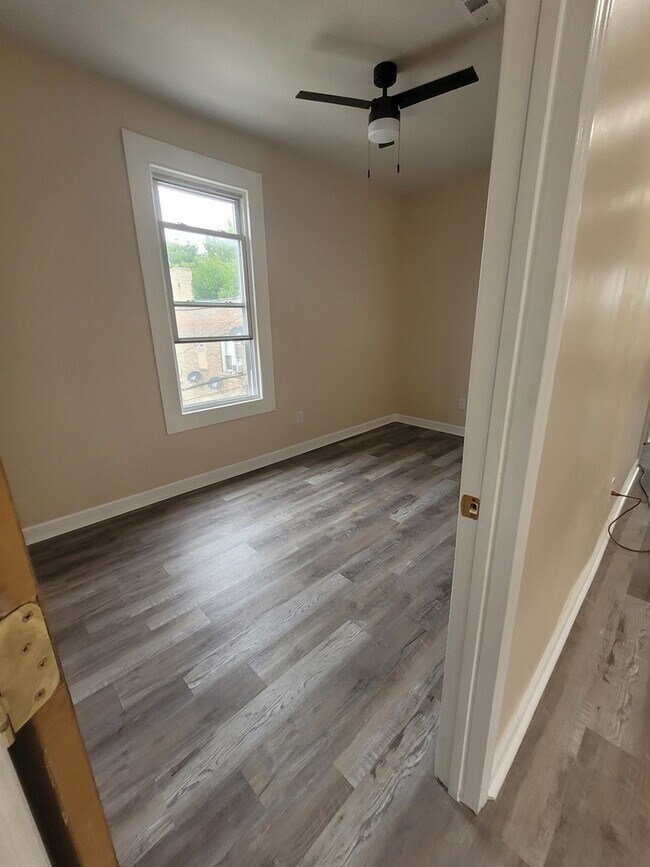 Building Photo - 3114 S Hamlin Ave