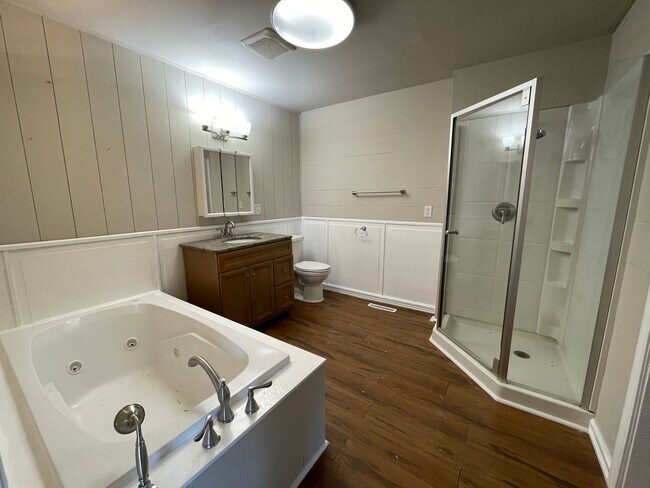 Foto del edificio - 3 Bedroom 2 Bathroom Fenced in Back Yard