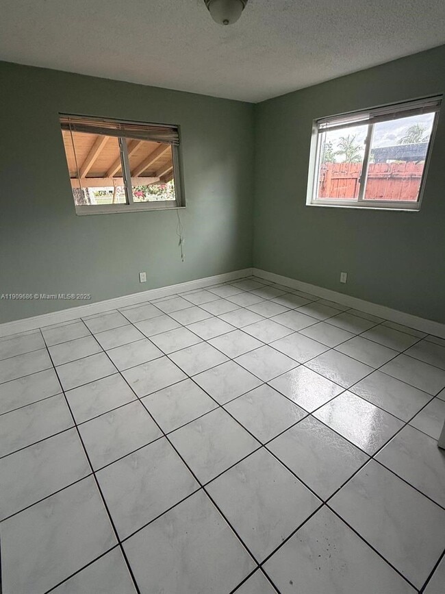 Foto del edificio - 1121 N 74th Way