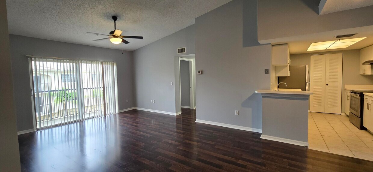 Primary Photo - 1300 Crestwood Ct S