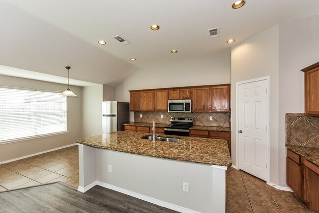 Building Photo - 825 Camellia Ct.