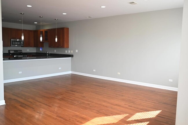 Foto del edificio - 529 N Racine Ave