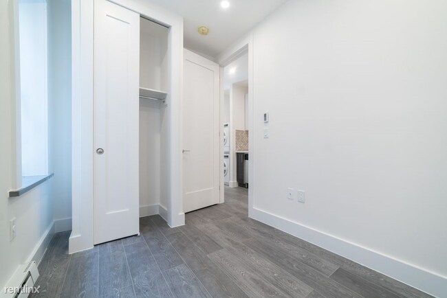 Building Photo - 3 br, 1 bath Apartment - 60 Seaman Ave