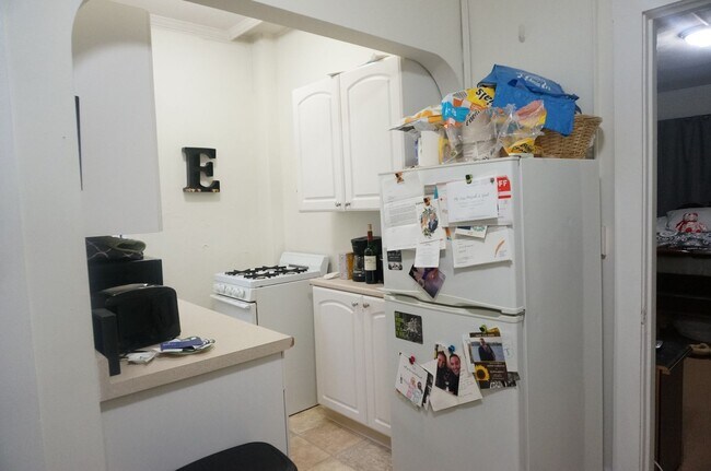 Building Photo - Nicely located studio apartment next to th...