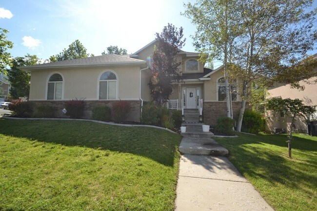 Building Photo - 2042 Hidden Village Cir