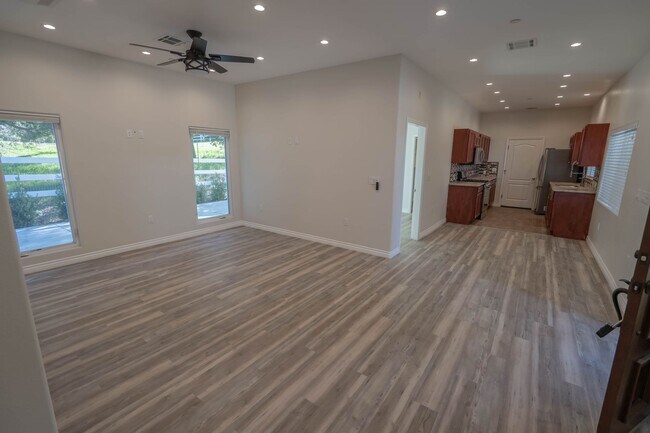 Foto del edificio - COMING SOON! Single Story 3 Bedroom Home for Rent in Canyon Country!