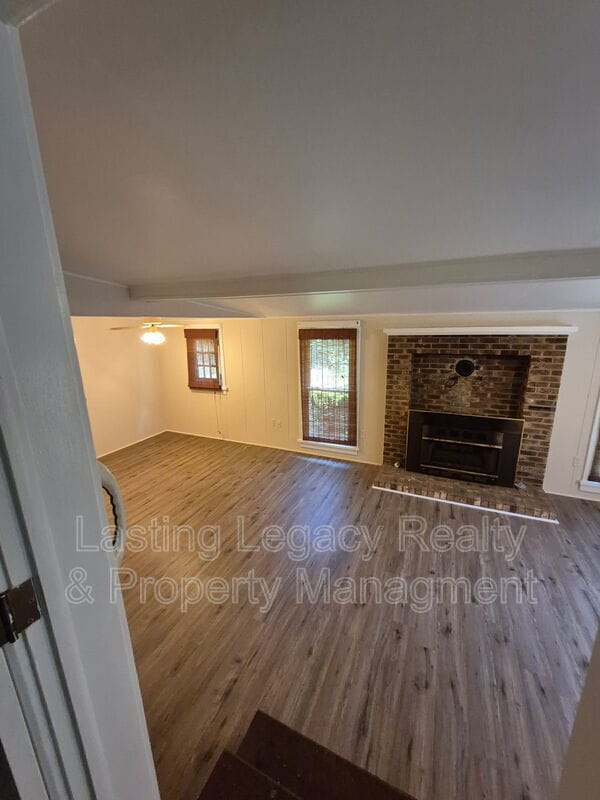 Building Photo - 842 Tom Livengood Rd
