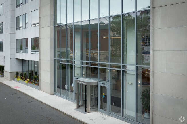 Entrada - Glass House